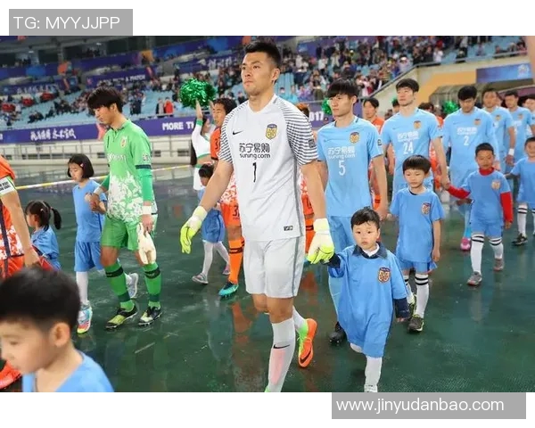 闪耀绿茵场的足球明星金色头发发箍展现独特风格与魅力