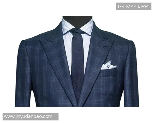 翻驳领衬衫与足球明星的时尚碰撞与运动精神的完美融合