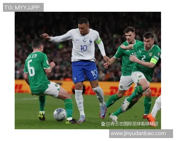 足球明星激情瞬间撕球衣高清图片展现运动魅力与热血精神